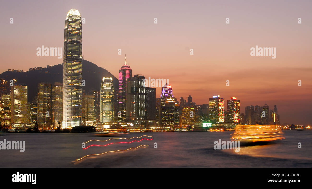 China Hong Kong Panorama von Tsim Sha Tsui öffentlichen Pier in Richtung Central Ferry Victoria Harbour Skyline Hong Kong Island Stockfoto