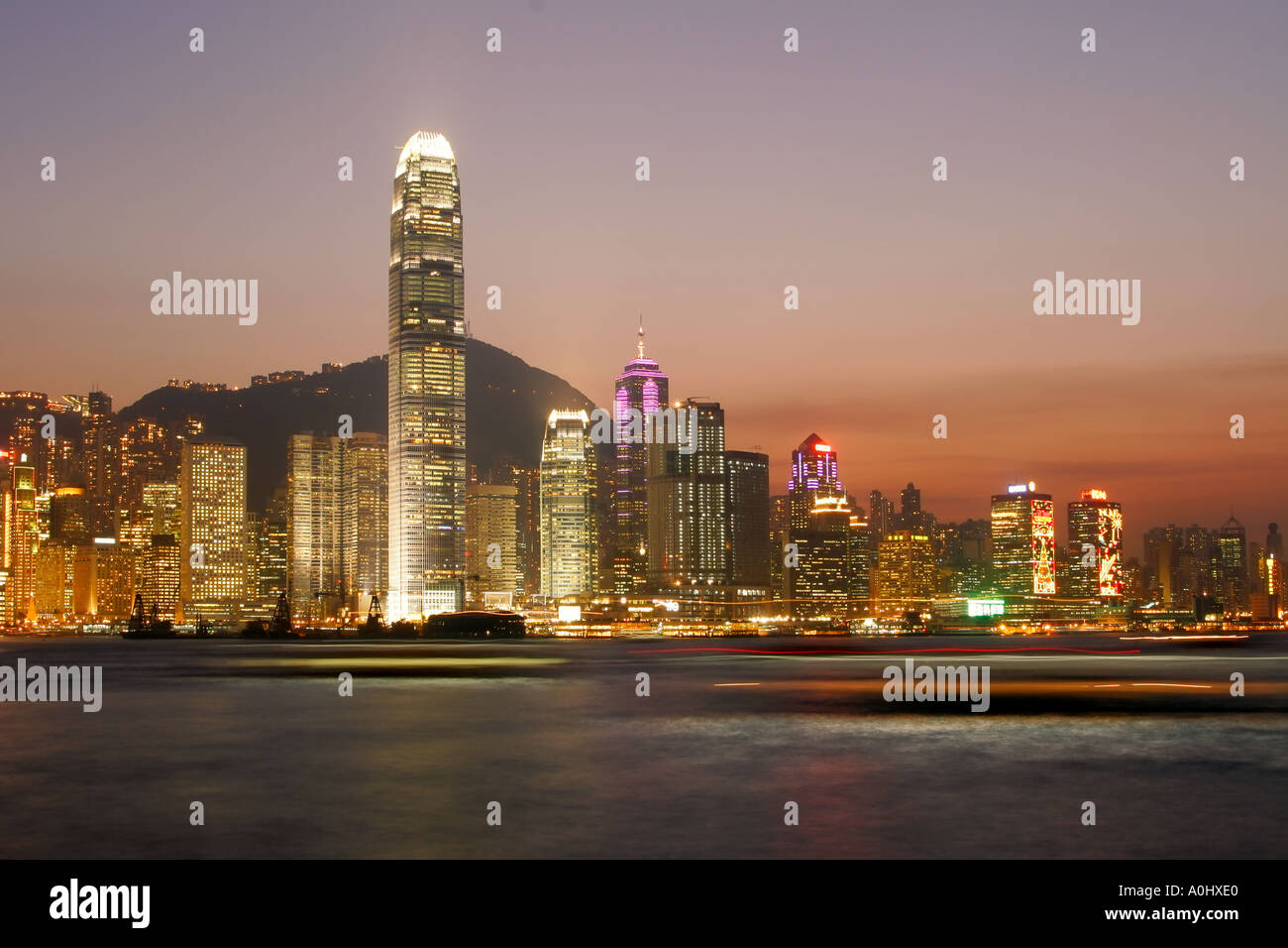 China Hong Kong Panorama von Tsim Sha Tsui öffentlichen Pier in Richtung Central Ferry Victoria Harbour Skyline Hong Kong Island Stockfoto