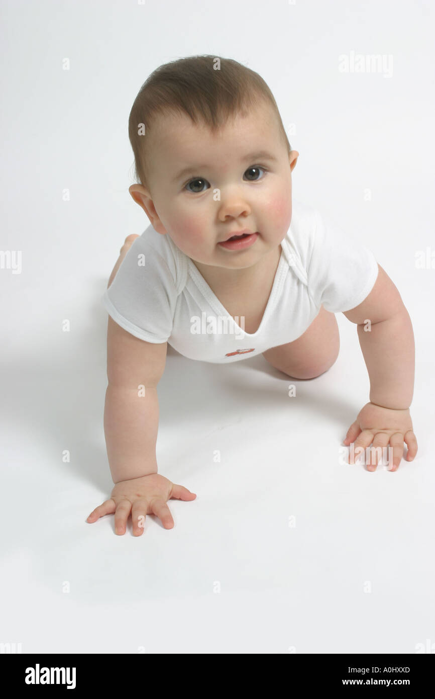 Ein kleines Mädchen vorwärts kriechen. Stockfoto