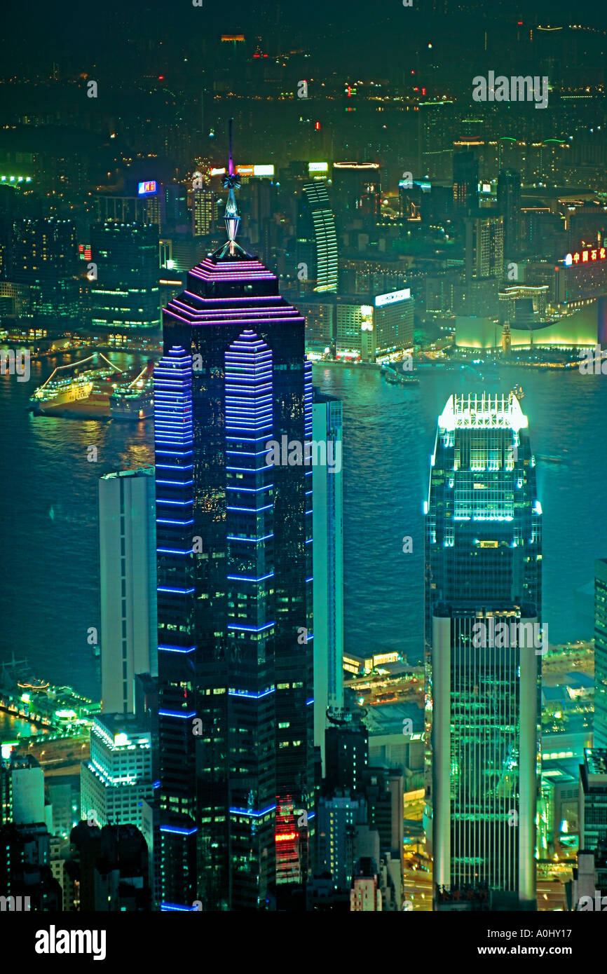China Hong Kong Insel Victoria Peak anzeigen Punkt Central District Skyline in der Abenddämmerung Wolkenkratzer International Finance Center eine Stockfoto