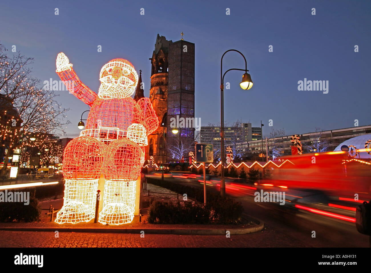 Berliner Weihnachtsmarkt Kaiser-Wilhelm-Gedächtnis Kirche Weihnachtsbeleuchtung in der Abenddämmerung Stockfoto