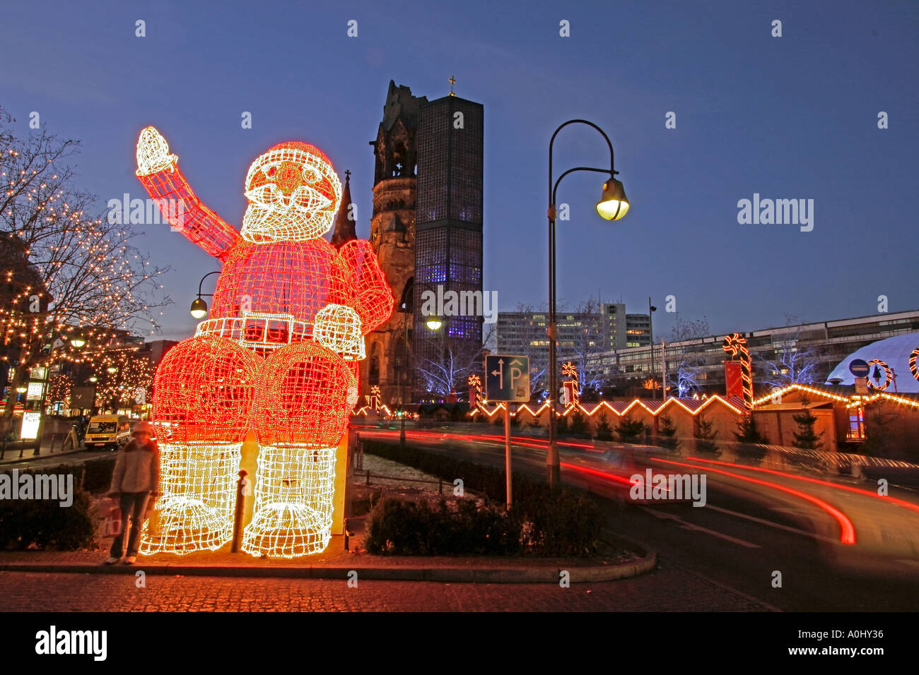 Berliner Weihnachtsmarkt Kaiser-Wilhelm-Gedächtnis-Kirche Weihnachtsbeleuchtung bei Dämmerung Menschen Tauenziehen Verkehr Stockfoto