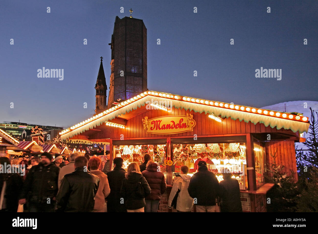 Berliner Weihnachtsmarkt Kaiser-Wilhelm-Gedächtnis-Kirche Weihnachtsbeleuchtung bei Dämmerung Menschen Stockfoto