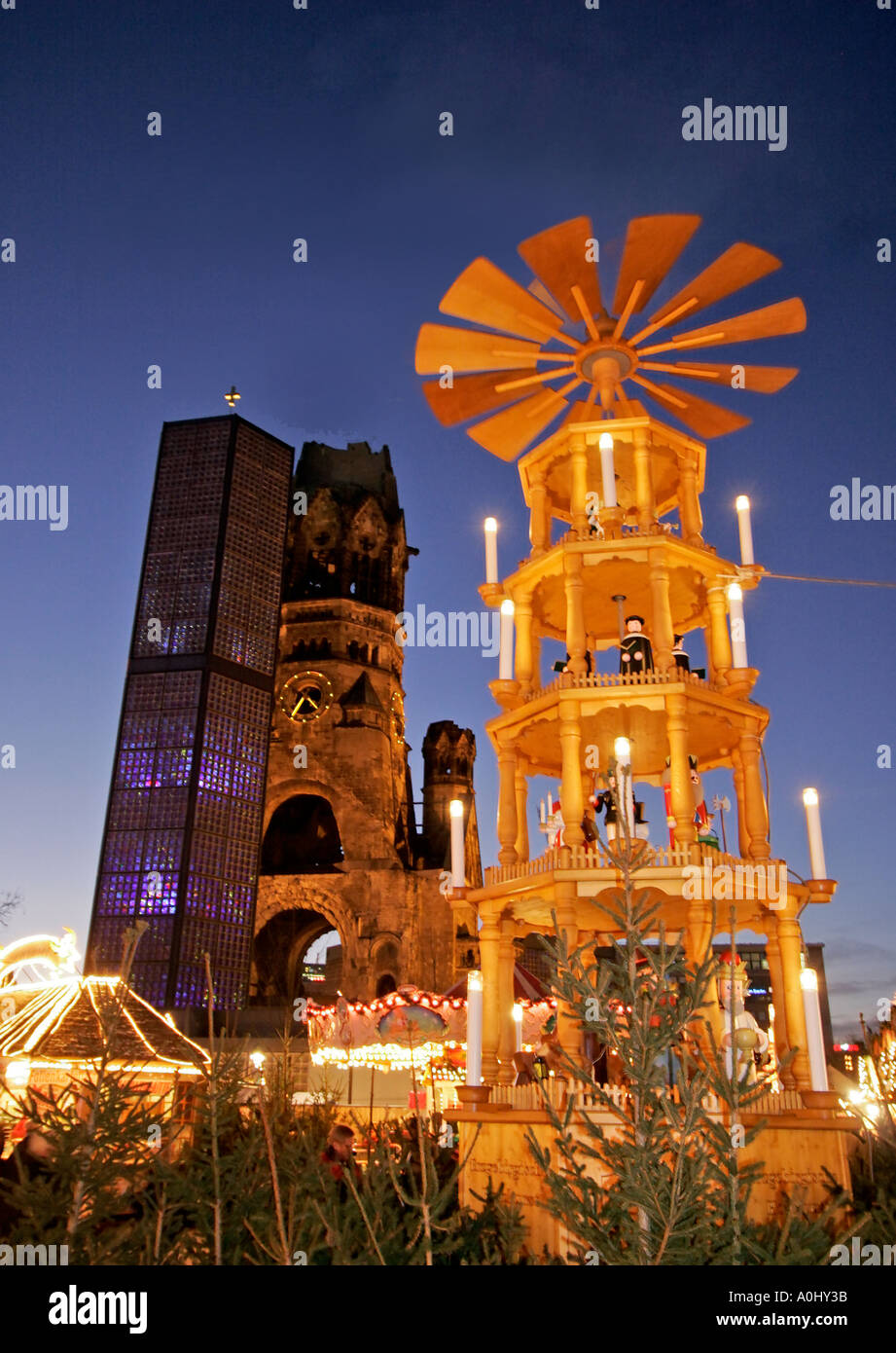 Berliner Weihnachtsmarkt Kaiser-Wilhelm-Gedächtnis-Kirche Weihnachtsbeleuchtung bei Dämmerung Menschen Stockfoto