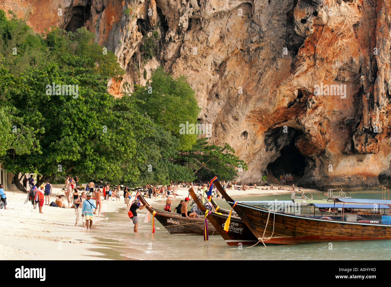 Thailand Phra Nang Krabi Hut Tham Phra Nang Beach Klippe Longtailboote Stockfoto