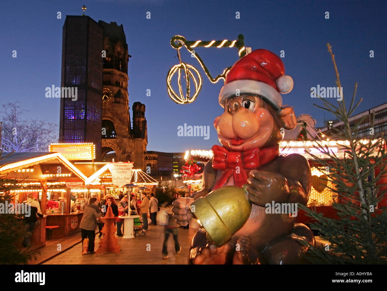 Berliner Weihnachtsmarkt Kaiser-Wilhelm-Gedächtnis-Kirche Weihnachtsbeleuchtung bei Dämmerung Menschen Stockfoto