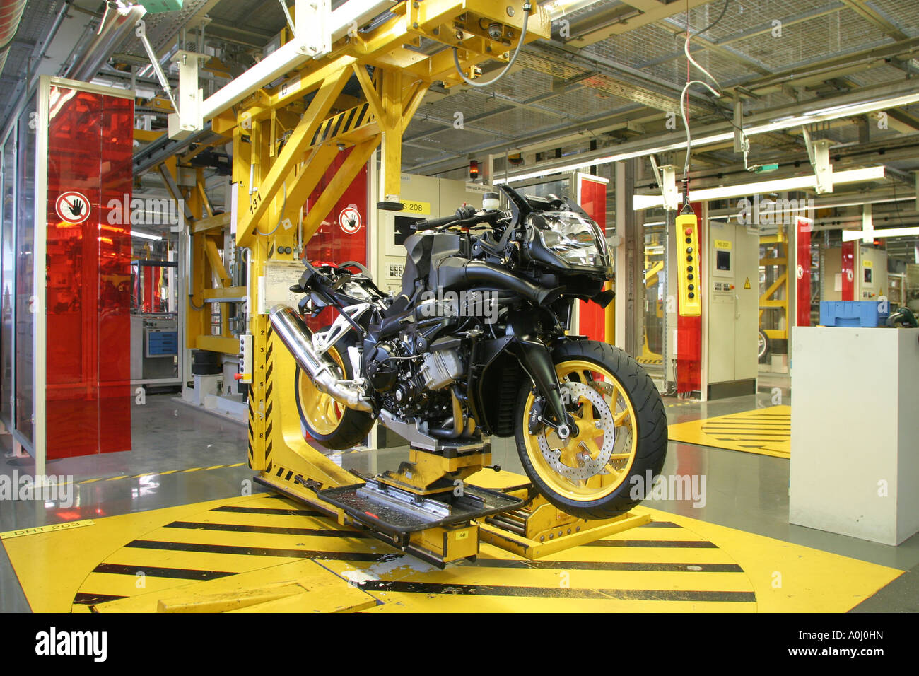 Arbeiter Schweißen am Motorradrahmen, BMW-Motorrad-Werk in Berlin,  Deutschland Stockfotografie - Alamy