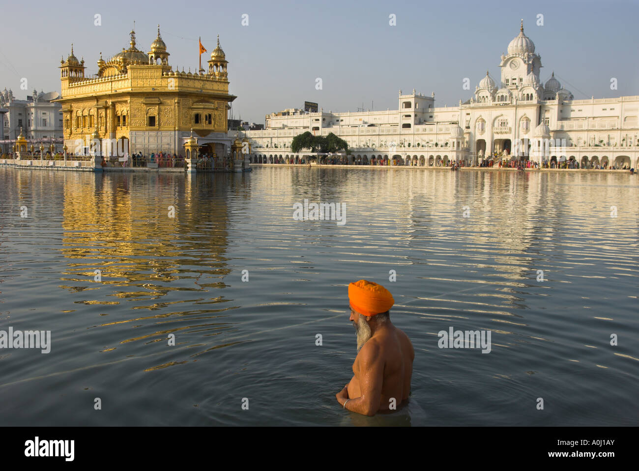 Indien Punjab Amritsar Golden Tempel prominenter Sikh spirituelles Heiligtum Sikh Pilger mit orange Turban auf sein eigenes Bade- und prayi Stockfoto