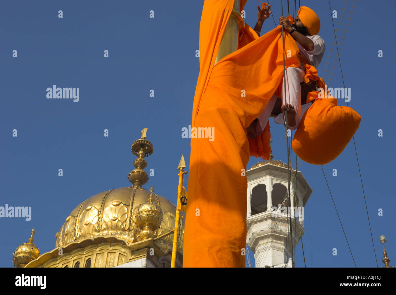Indien Punjab Amritsar Golden Tempel prominenter Sikh spirituelles Heiligtum Sikh Priester Swaping orange Tuch Wraped herum maßstabsgerechte wi Stockfoto