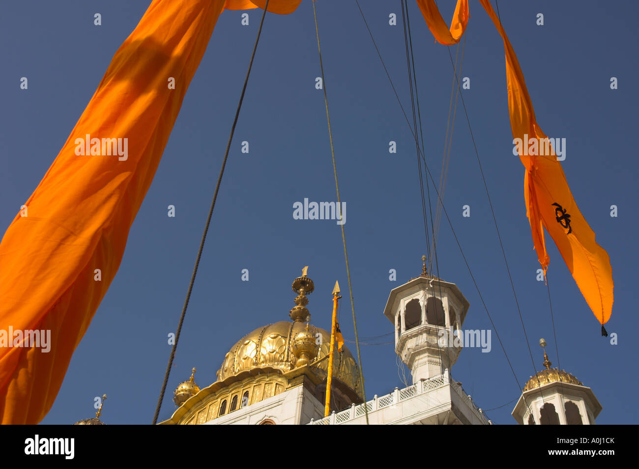 Indien Punjab Amritsar Golden Tempel prominenter Sikh spirituelles Heiligtum orange Tuch zu wickeln die maßstabsgerechte mit goldenen Kuppel verwendet Stockfoto
