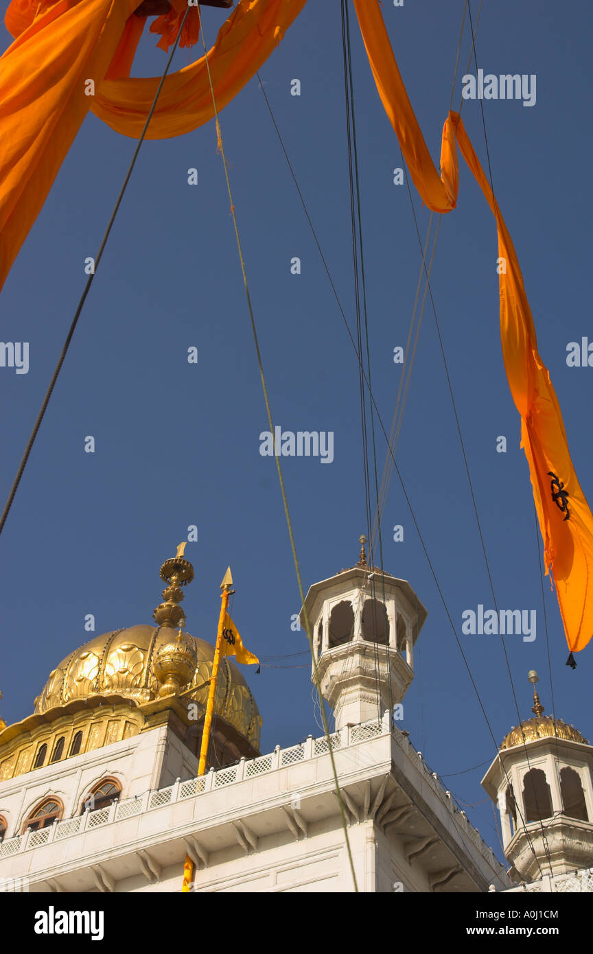 Indien Punjab Amritsar Golden Tempel prominenter Sikh spirituelles Heiligtum orange Tuch zu wickeln die maßstabsgerechte mit goldenen Kuppel verwendet Stockfoto