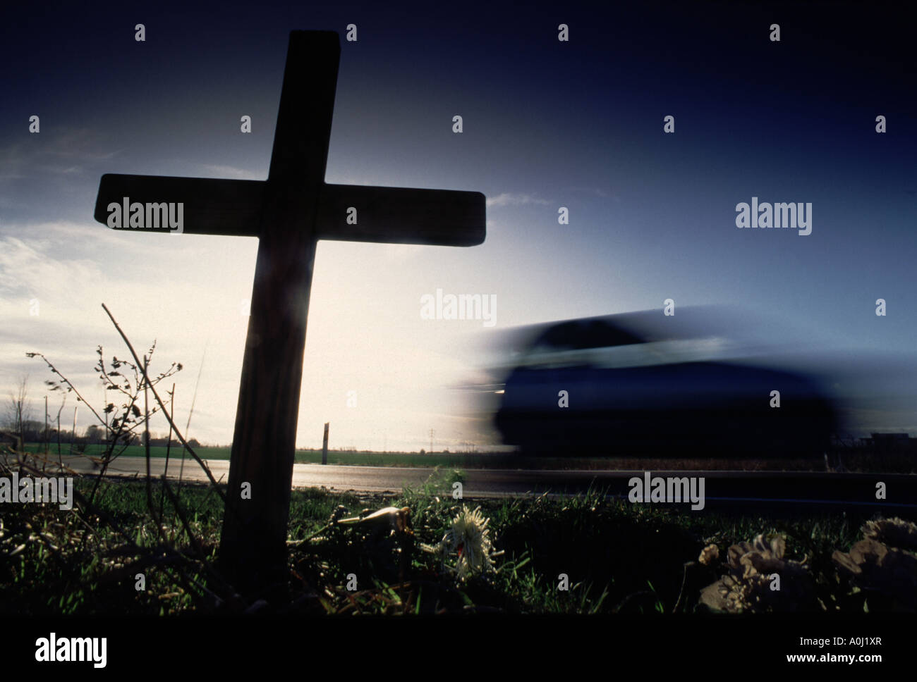 Kreuz am Rand einer Straße zu einem Unfall-Opfer erinnern Stockfoto