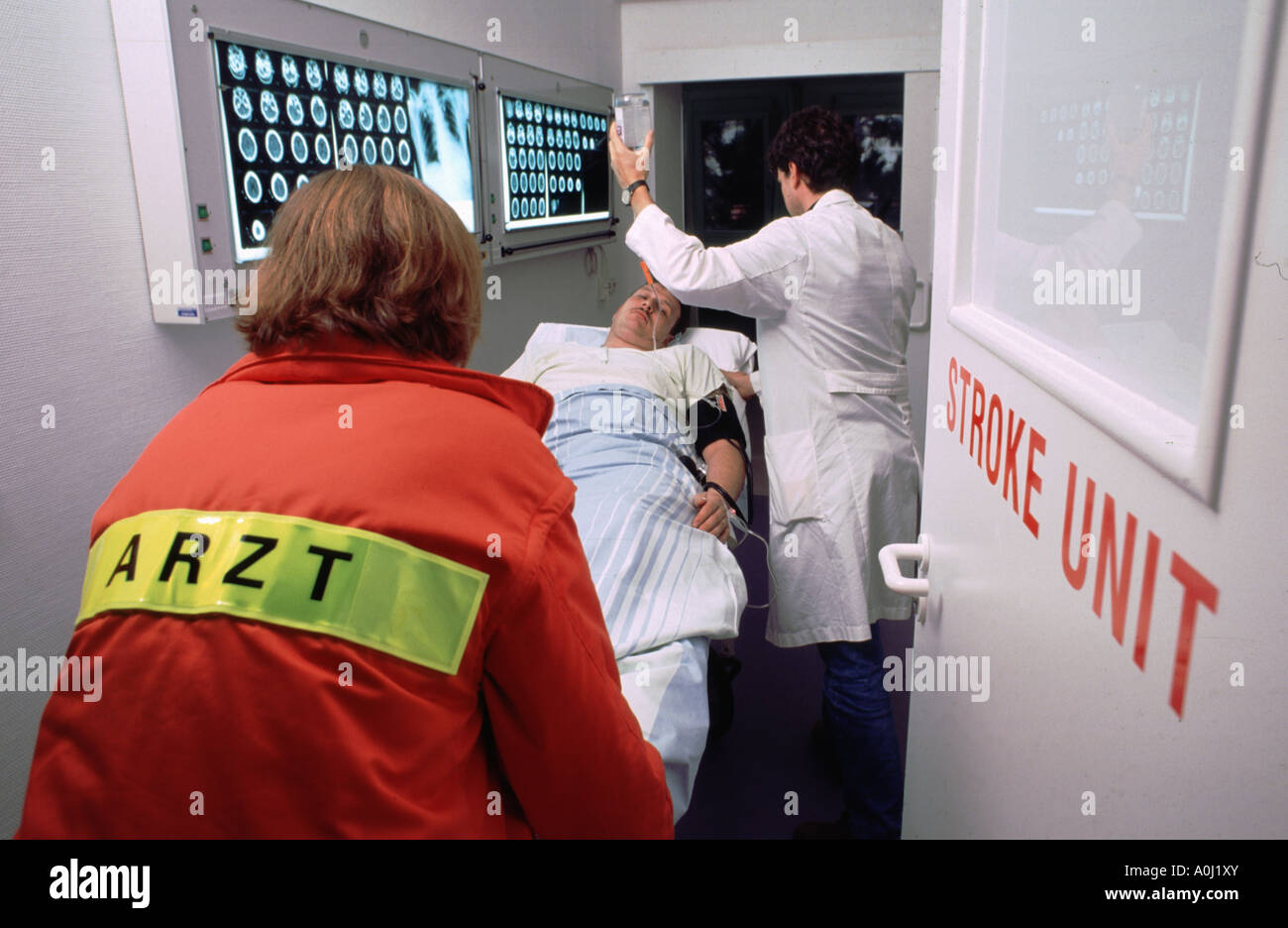 Einlieferung eines Schlaganfall-Patienten in der Stroke-Unit (inszenierten Foto), Universität Krankenhaus, Erfurt, Thüringen, Deutschland Stockfoto