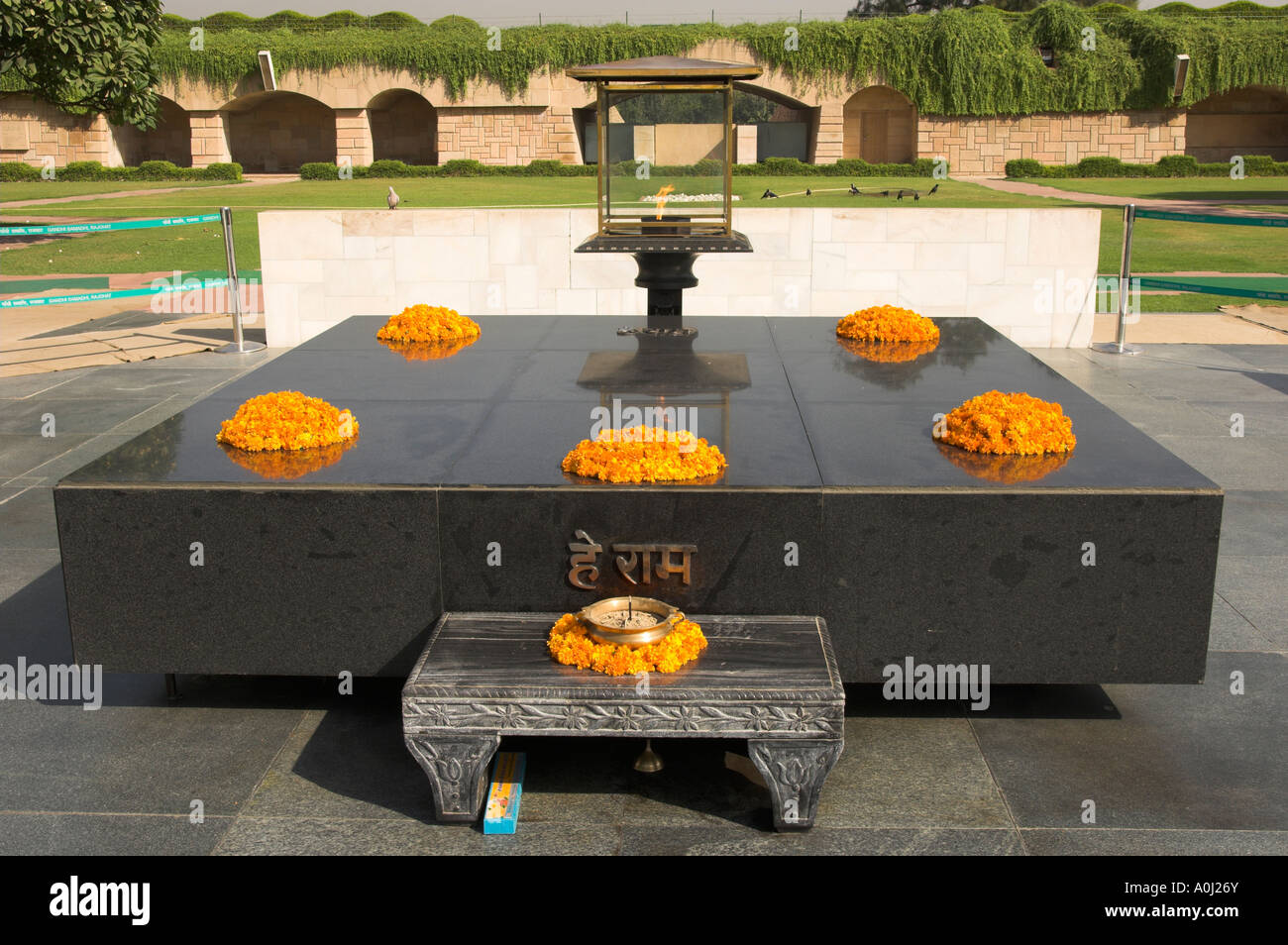 Indien Delhi Raj Ghat Mahatma Gandhi Memorial Gandhi s Grab mit Blumen Stockfoto