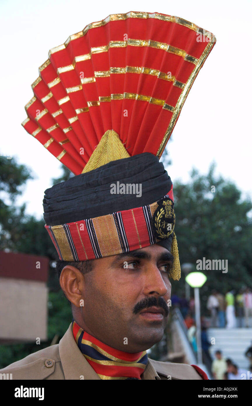 Wagha Indien Pakistan Grenze Überfahrt Zeremonie der Schließung der Tore-Porträt von einem offiziellen Guard in uniform Stockfoto