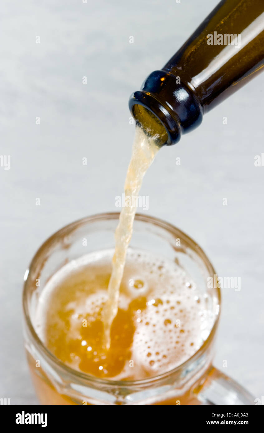 Gießen ein Glas Bier Stockfoto