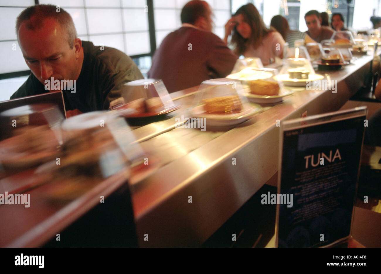 Ein Sushi-Förderband-Restaurant in Brighton Stockfoto