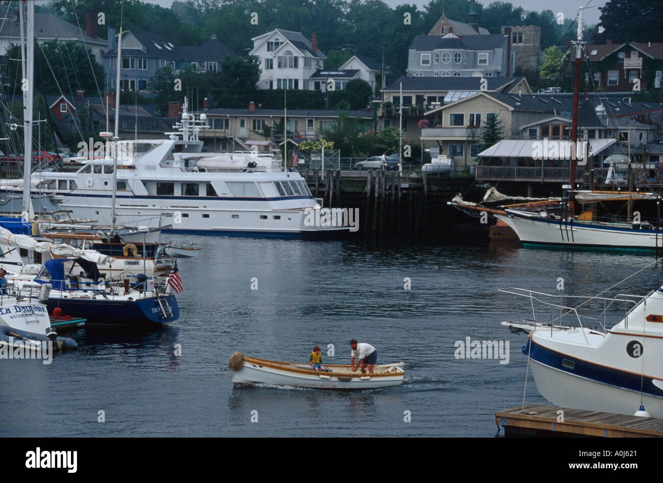 Maine, ME, New England, Down East, Camden Harbour Boats schooners Häuser, Häuser, Gebäude, City Skyline Stadtbild, Innenstadt, Stadtzentrum, Residenzen, neig Stockfoto