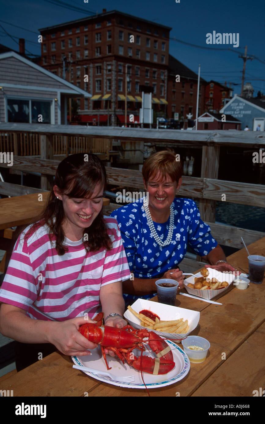 Maine, ME, New England, Down East, Portland, Chandler's Wharf Alter Hafen restaurierter historischer Stadtbezirk Einwohner essen Hummercodfish-Kugeln ME127, ME127 Stockfoto