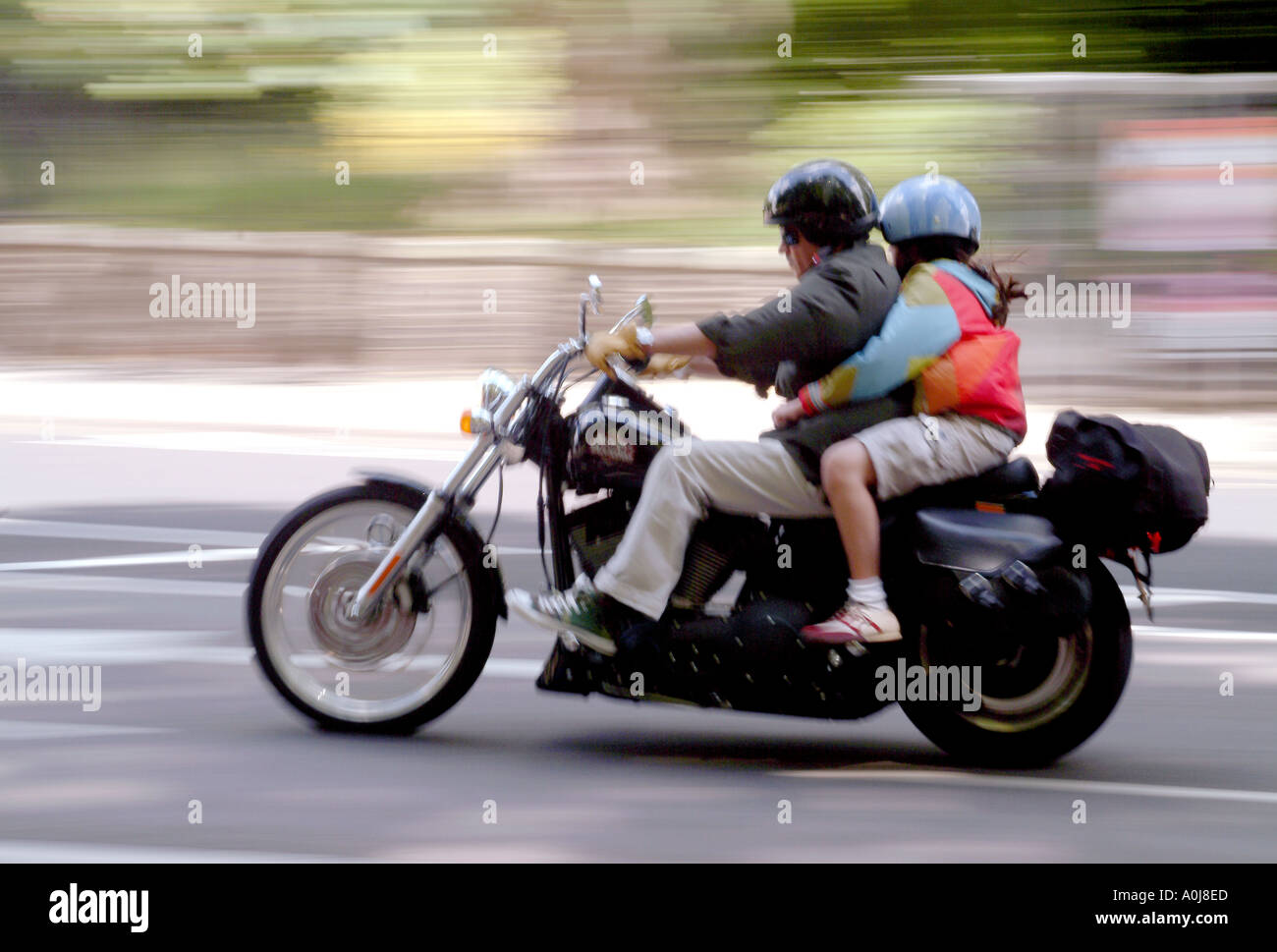 Ein Motorradfahrer und Beifahrer in London. Stockfoto