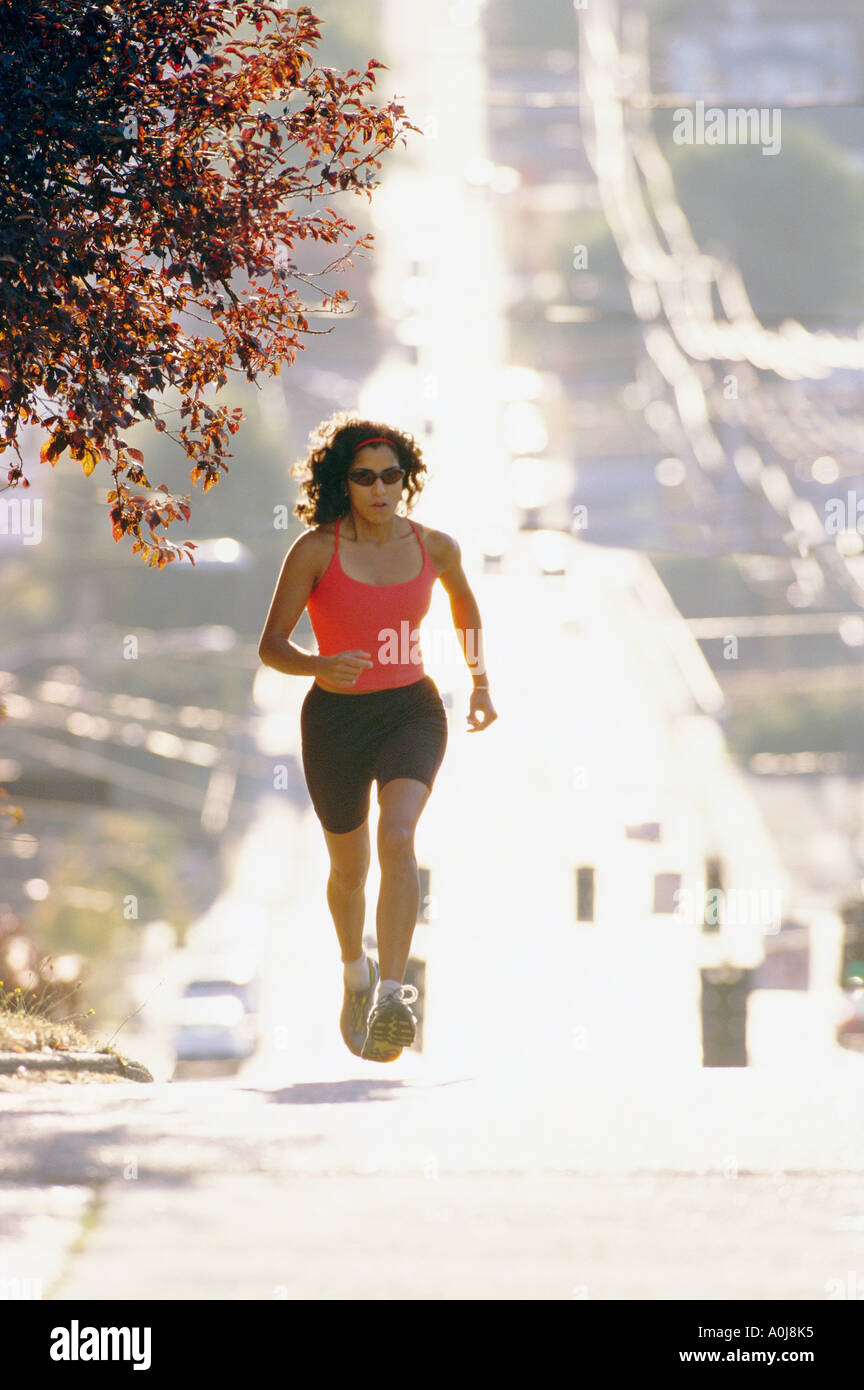 Frau Joggen im städtischen Umfeld Stockfoto