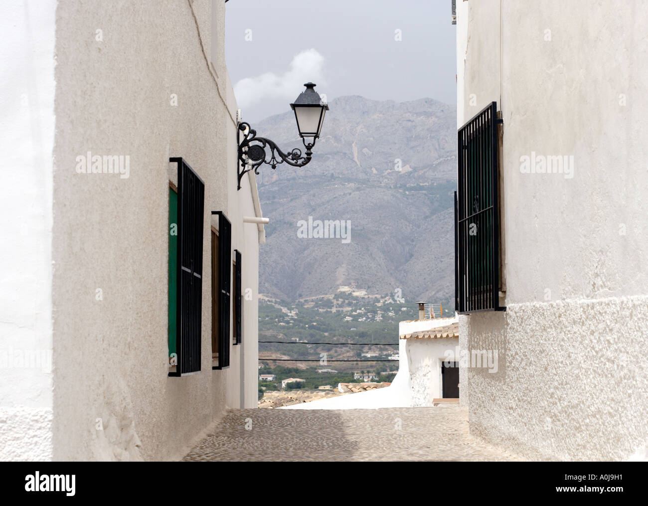 Straßenszene Altea Costa Blanca Spain mit Bergen im Hintergrund Stockfoto