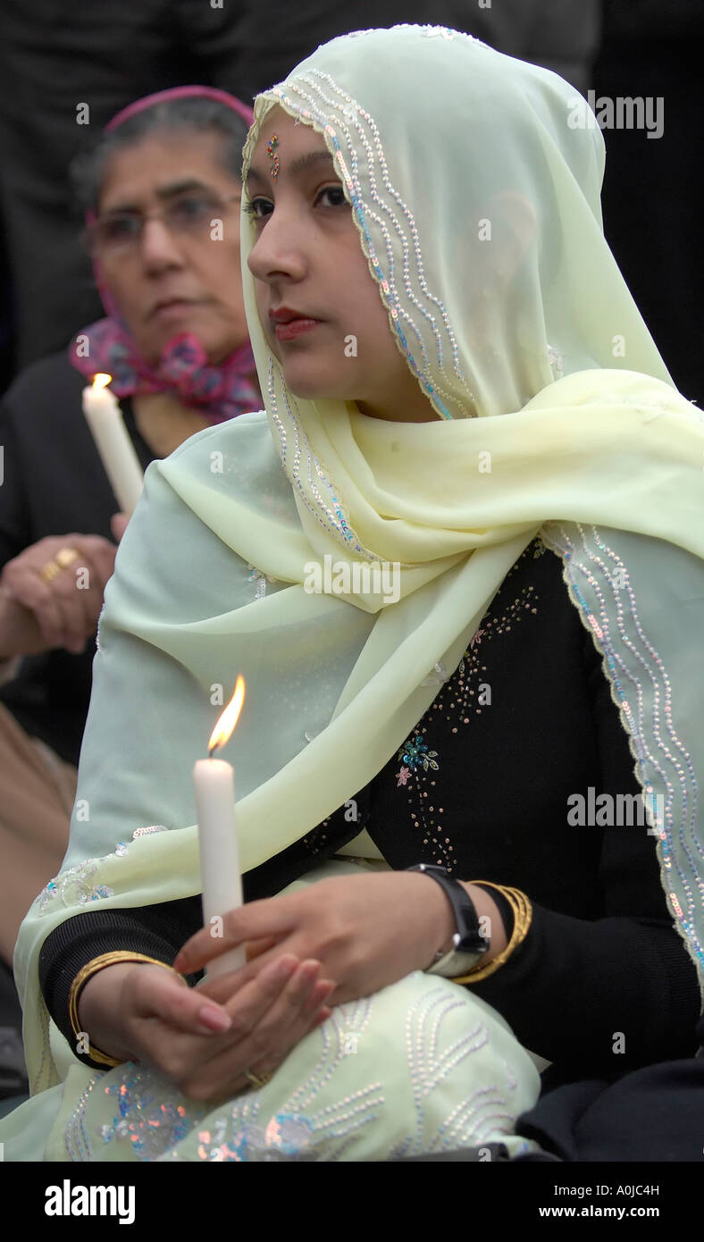 Sikh-Frauen halten Kerzen bei Mahnwache Stockfoto