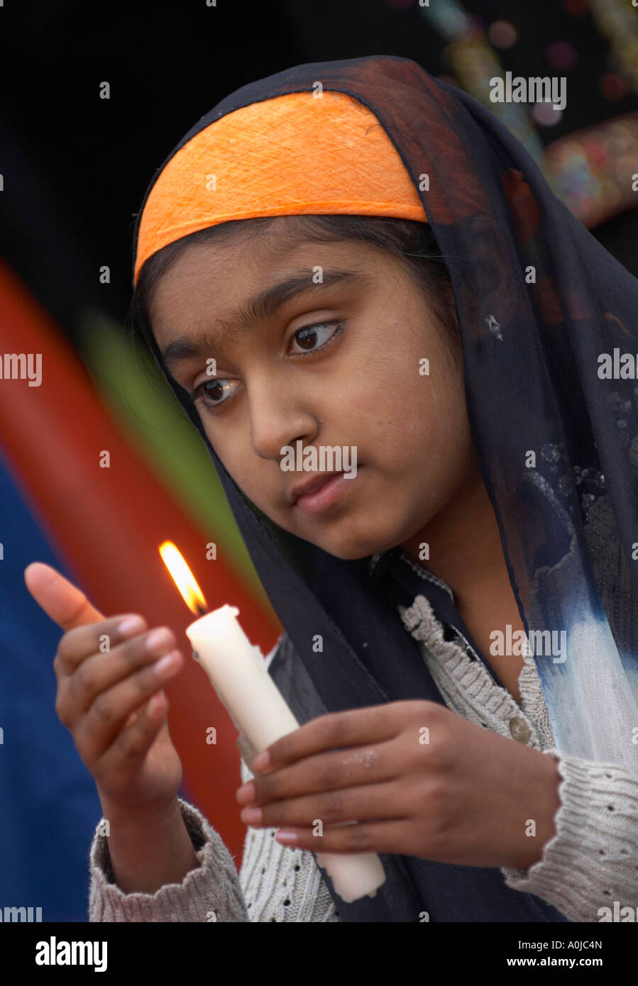 Sikh Mädchen mit einer Kerze Stockfoto