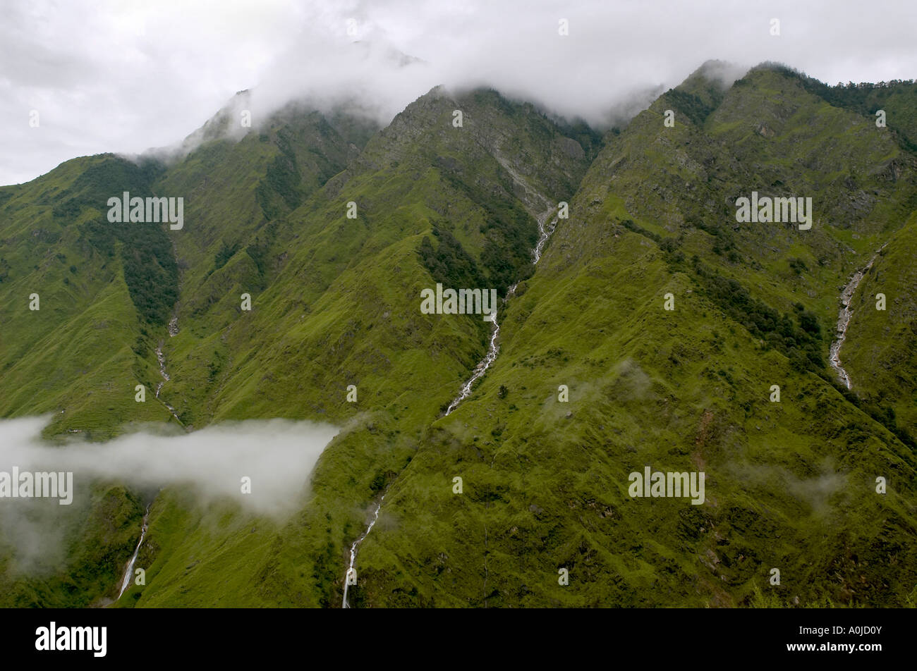 Blick auf die Berge mit Wolken horizontalen Schuss, Uttaranchal, Indien Stockfoto