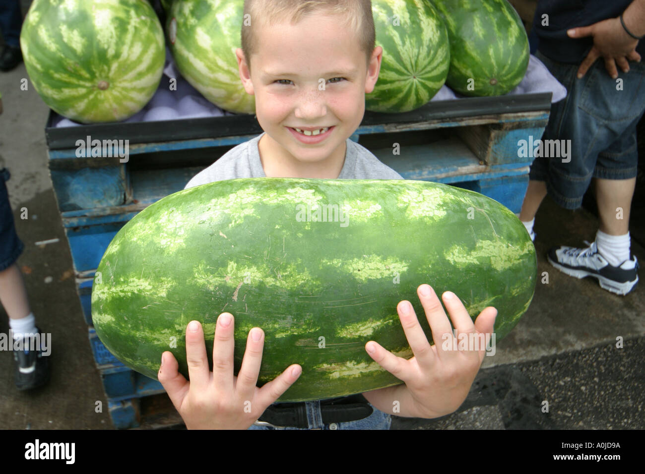 Cleveland Ohio, Westside Market, Marktplatz, Wassermelone, lächelnder Junge, Jungen, Kind, halten, produzieren, Obst, Gemüse, Gemüse, Lebensmittel, OH0612040047 Stockfoto