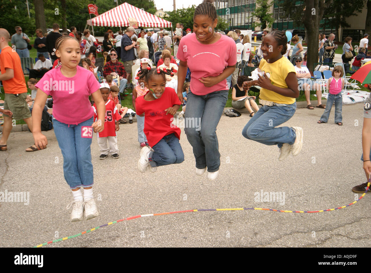 Cleveland Ohio, University Circle, Parade des Circle Arts Cultural Festival, Festivalmesse, Freizeit Nachbar, Schwarze Mädchen, Springseil, glücklich, OH0612040051 Stockfoto