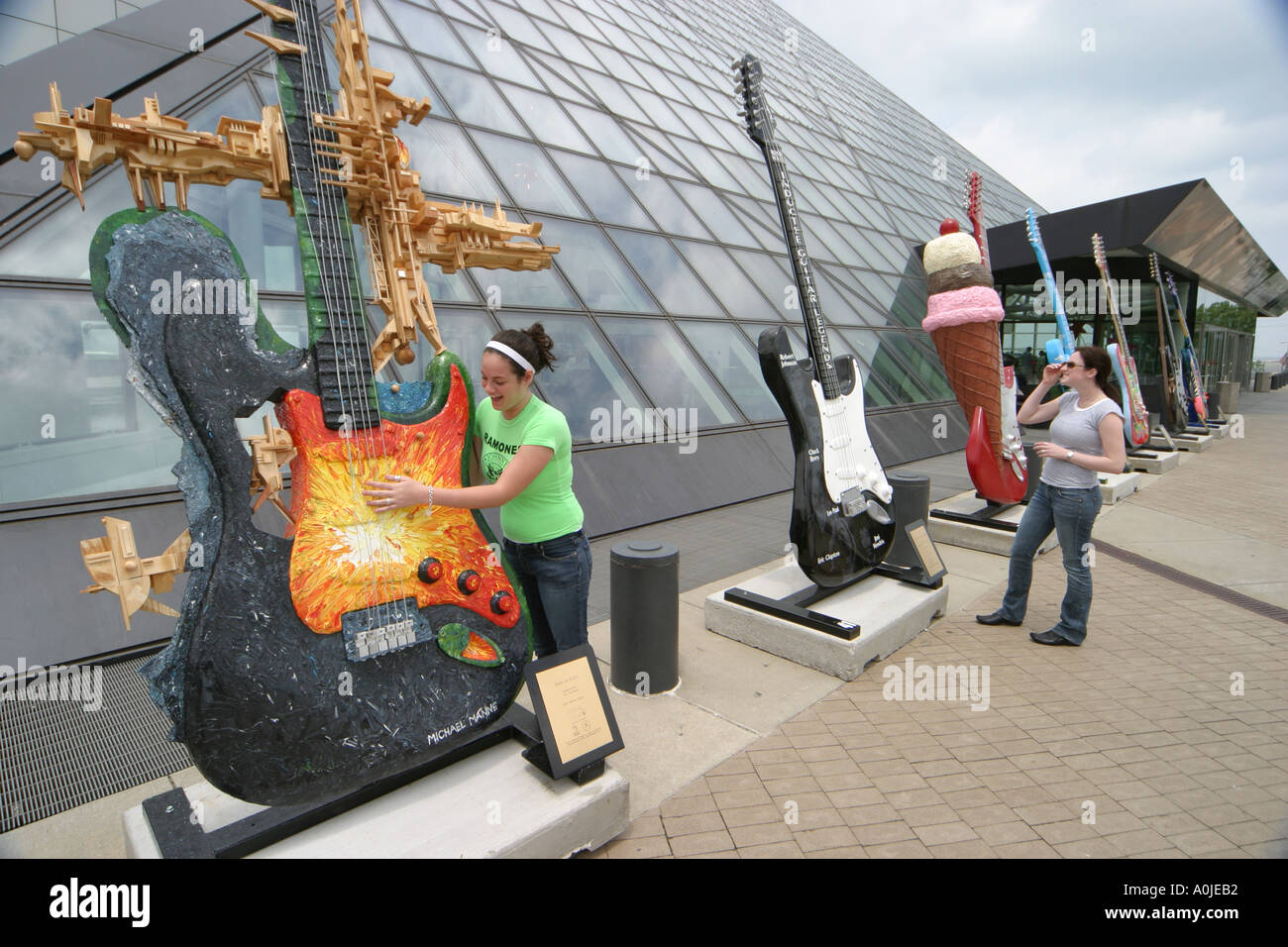 Cleveland Ohio, Rock & Roll Hall of Fame Museum, Sammlungssammlungen zeigen Erinnerungsstücke an Musik, GuitarMania öffentliche Kunst übergroße große Elektr Stockfoto