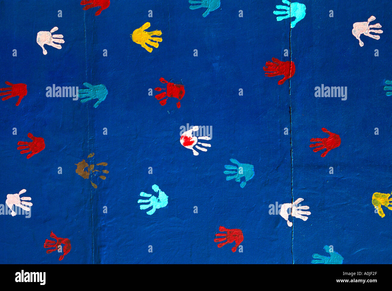 Deutschland Berlin die East Side Gallery ein großer Teil der Berliner Mauer, die gemalt wurde von Dutzenden von Künstlern Stockfoto