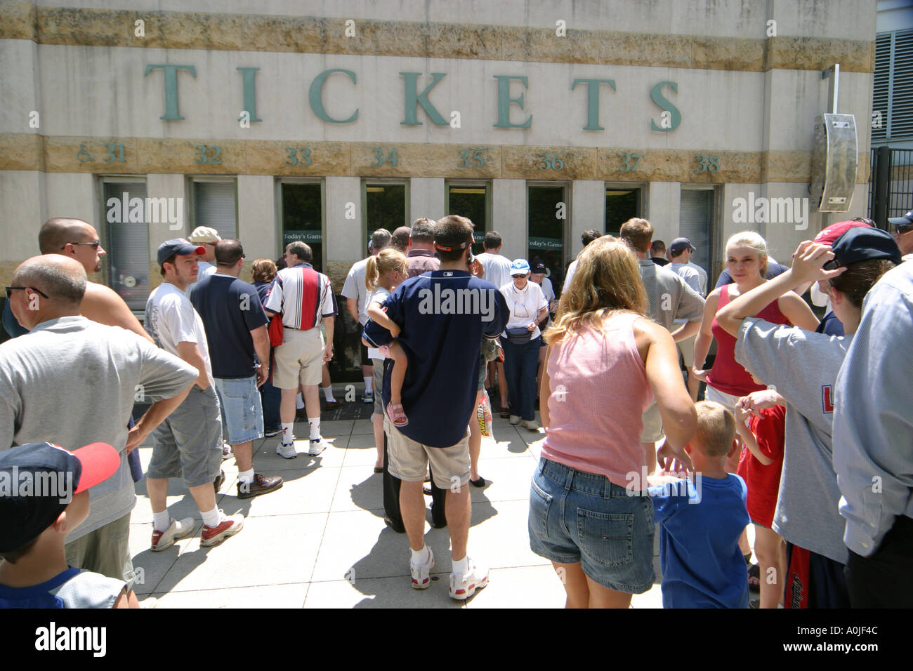 Cleveland Ohio, Jacobs Field, Heimstadion der Baseballmannschaft der Cleveland Indians, Außeneingang für Eintrittskarten, Verkaufsfenster, Fans, lange Warteschlangen q Stockfoto