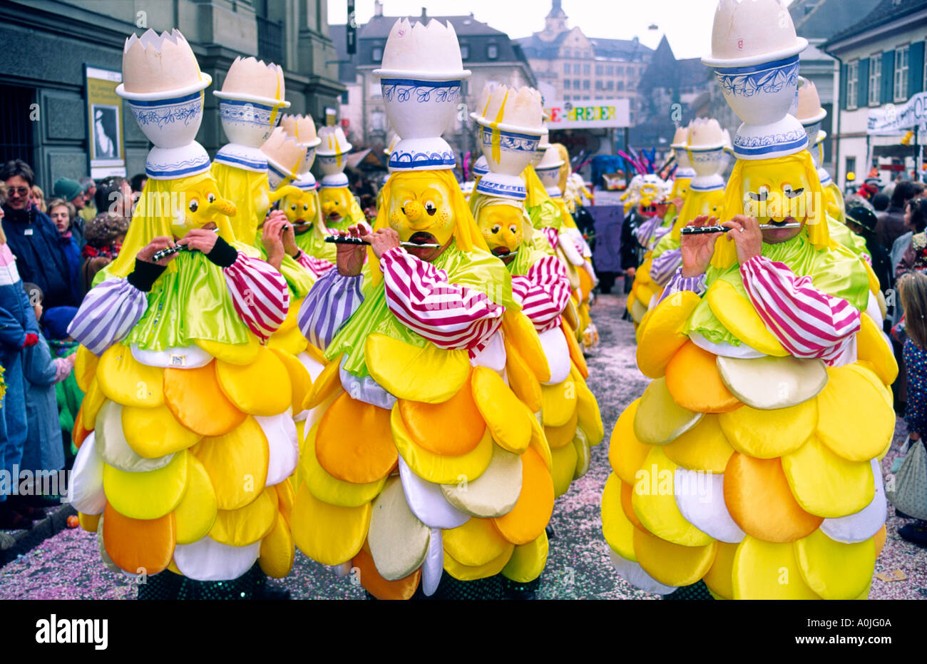 Schweiz Basel Fastnacht Karneval Flötenspieler in Kostümen in  traditionellen Umzug Stockfotografie - Alamy