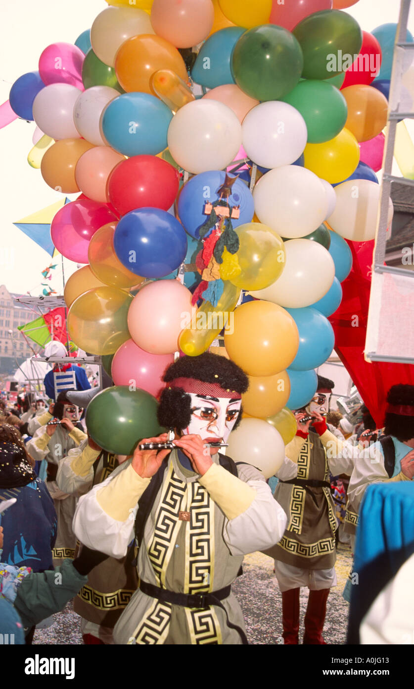 Schweiz Basel Fastnacht Karneval Flötenspieler in Kostümen in traditionellen Umzug Stockfoto