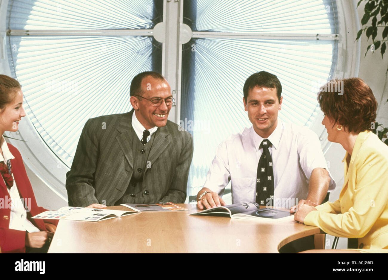 Büro treffen Buisiness Männer und Frauen sitzen um einen Tisch Stockfoto