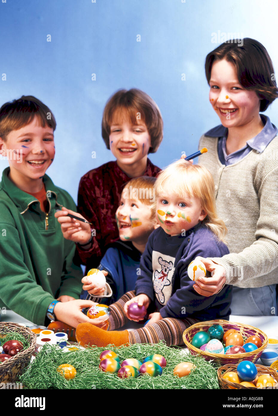 Kinder spielen mit bemalten Ostereier im Korb Stockfoto