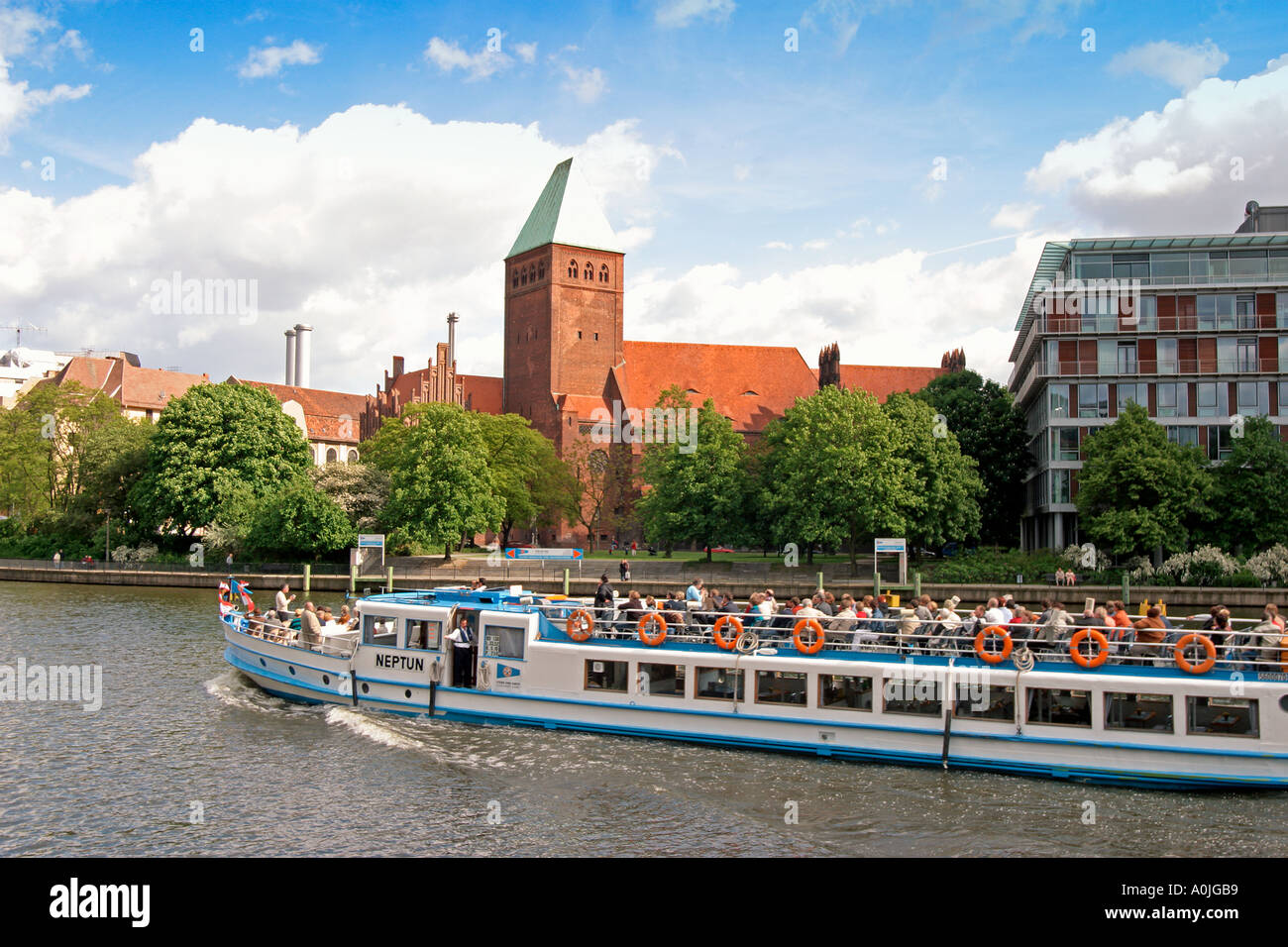 Berlin river spree tour boats -Fotos und -Bildmaterial in hoher Auflösung –  Alamy