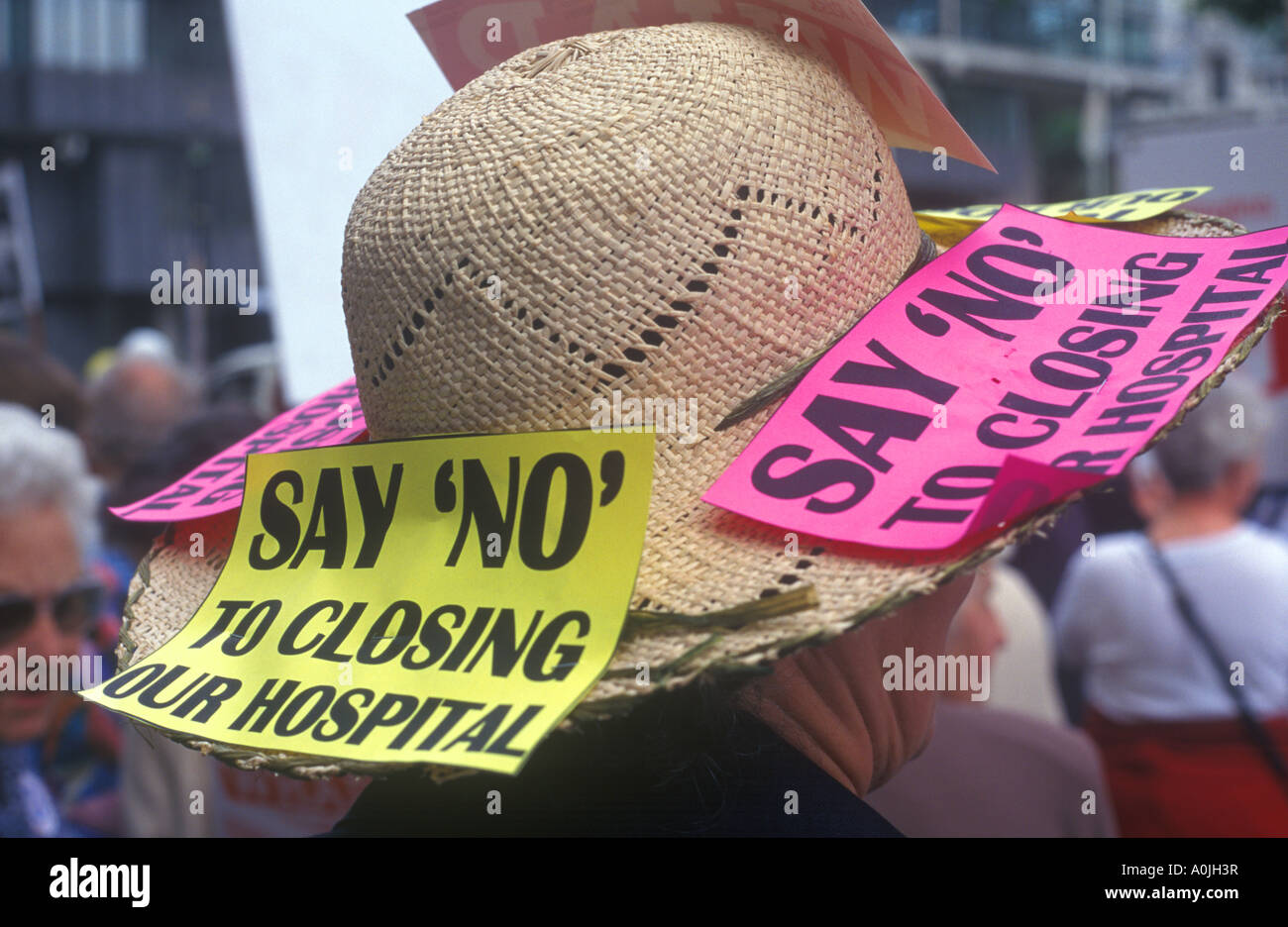 Eine ältere weibliche Demonstrant gegen eine Schließung des Krankenhauses wartet draußen das House Of Commons, Parlament, 08/2003 lobby. Stockfoto