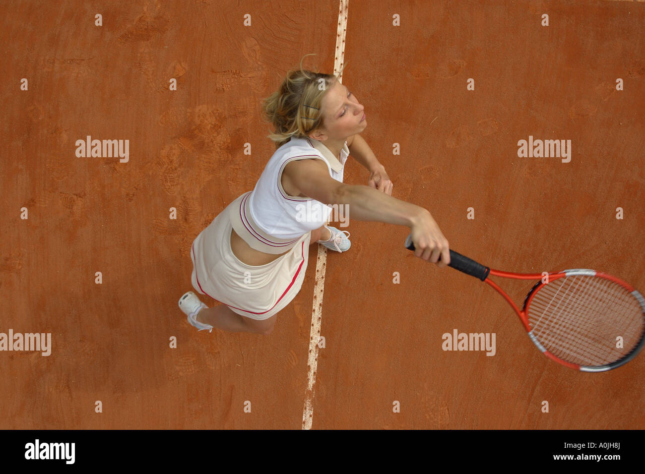 Draufsicht der Tennisspielerin Mitte dienen Stockfoto