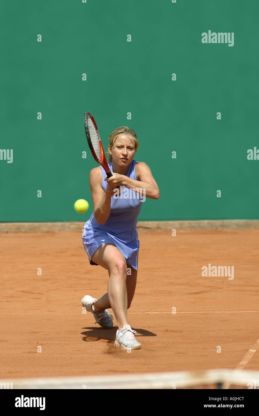 Vorderansicht der Tennisspielerin Ball schlagen Stockfoto