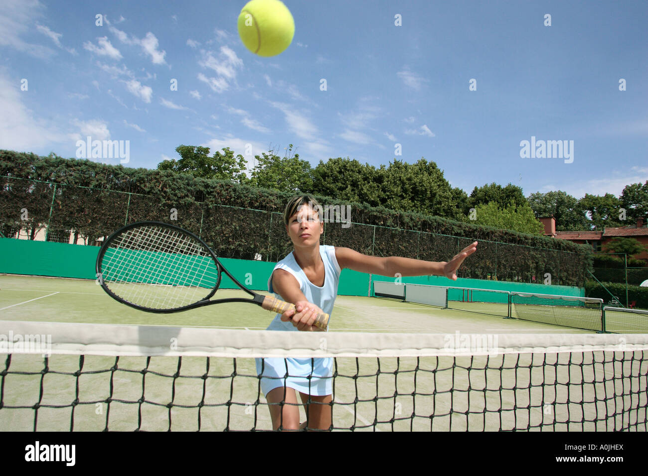 Vorderansicht der Tennisspielerin Ball schlagen Stockfoto