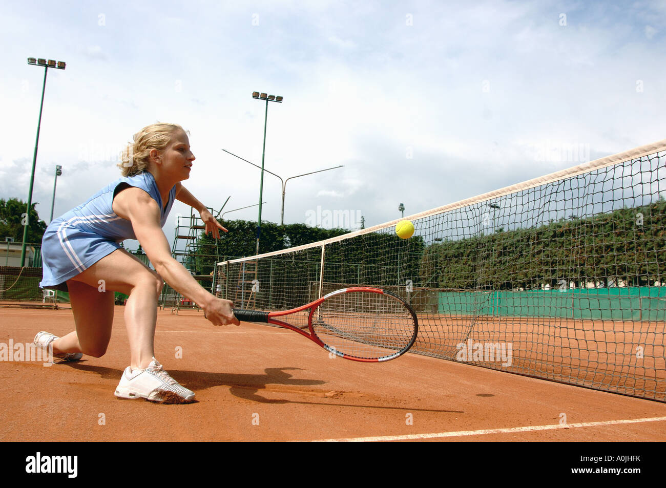 Seitenansicht der Tennisspielerin Ball schlagen Stockfoto