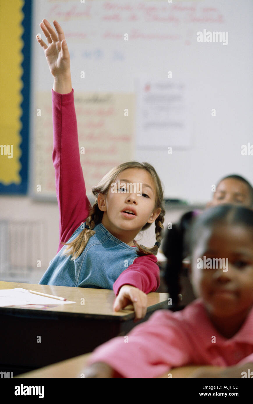 Porträt eines Mädchens, hob ihre Hand in der Klasse Stockfoto