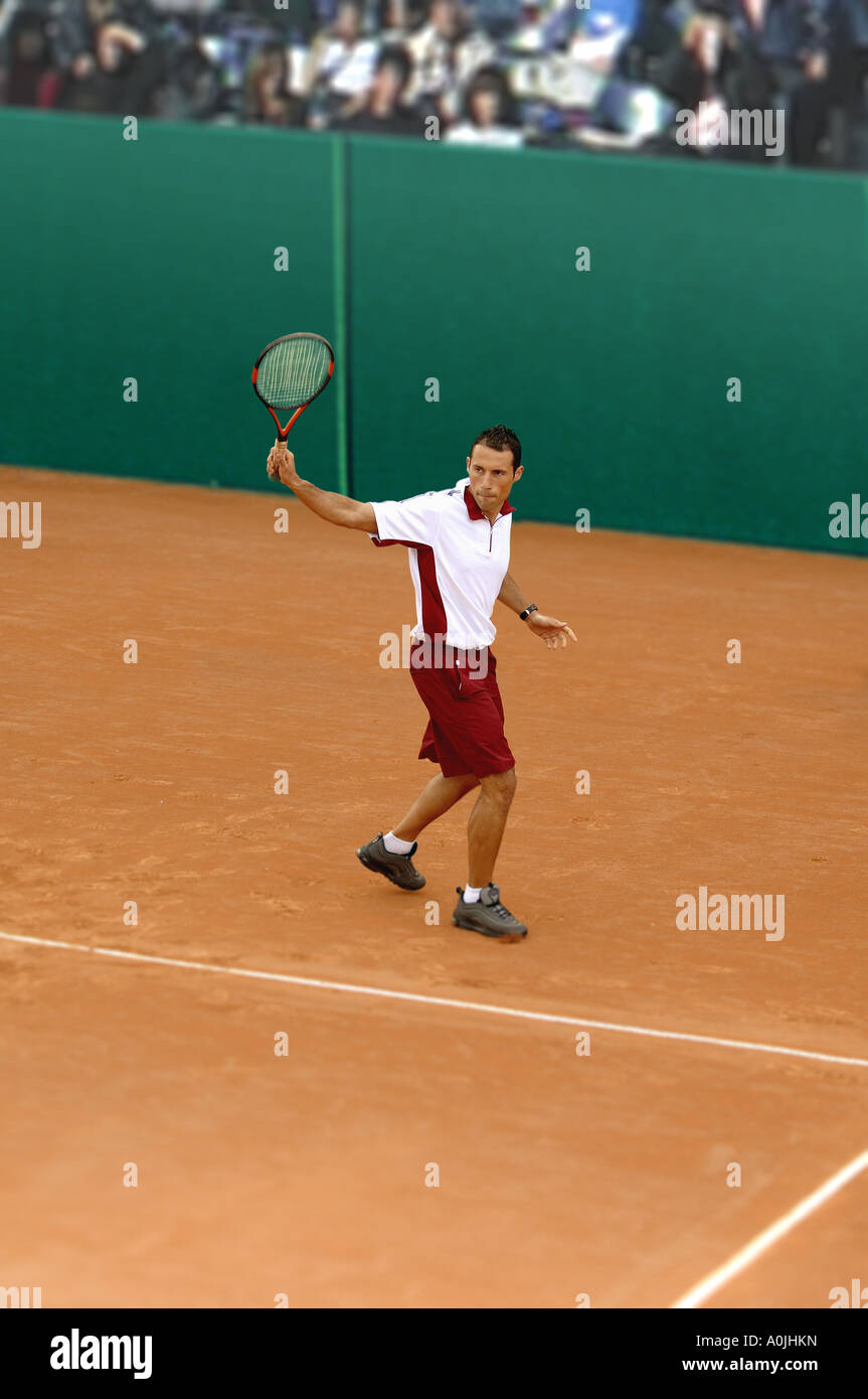 Männlichen Tennis Spieler schlagen Rückhand Stockfoto