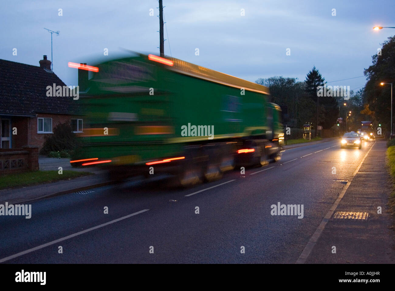 schnell bewegenden Feierabendverkehr durch das Dorf große Barton in Suffolk, UK Stockfoto