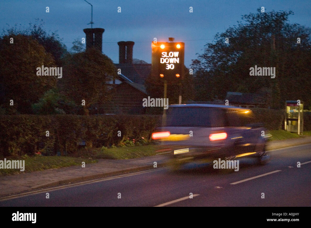 eine blinkende Geschwindigkeit Warnzeichen und Verkehr zu beschleunigen Stockfoto