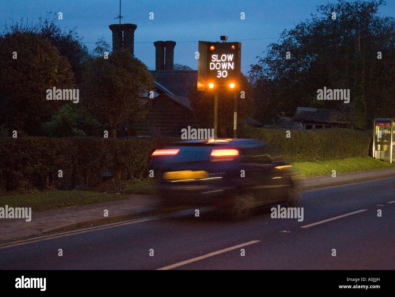 eine blinkende Geschwindigkeit Warnzeichen und schnell fließenden Beschleunigung Verkehr Stockfoto