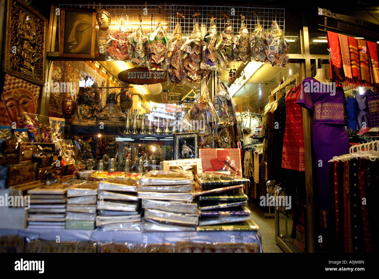 Nahaufnahme von einem Souvenir-Shop in der Nähe von Shangri-La Hotel in Bangkok Thailand Stockfoto